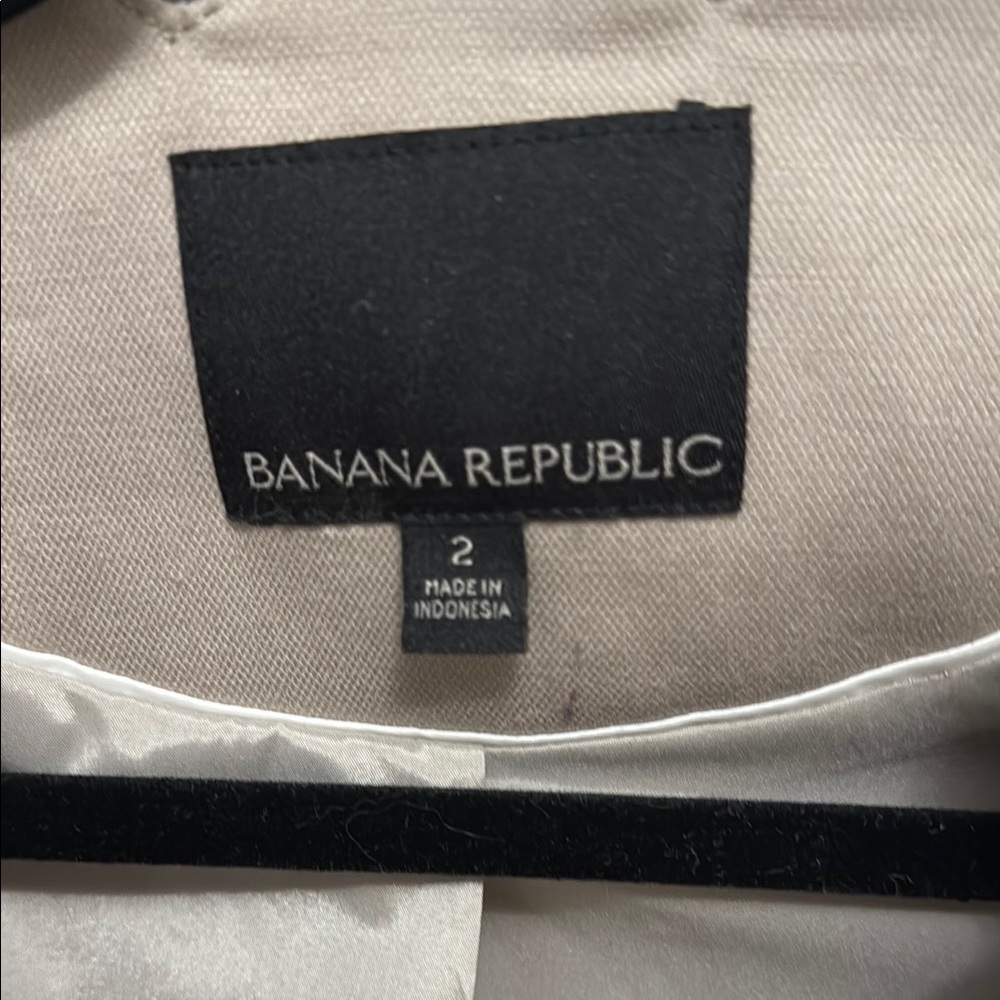 Banana Republic Women's Scalloped Tan Blazer - Picture 4 of 4